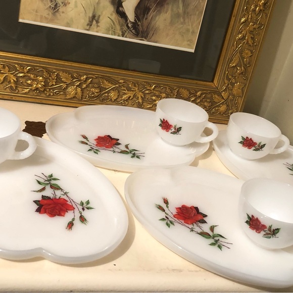 7568 Mid Century VTG 50's Federal Glass Milkglass Red Rose Snack Plates & Cups - Picture 14 of 16